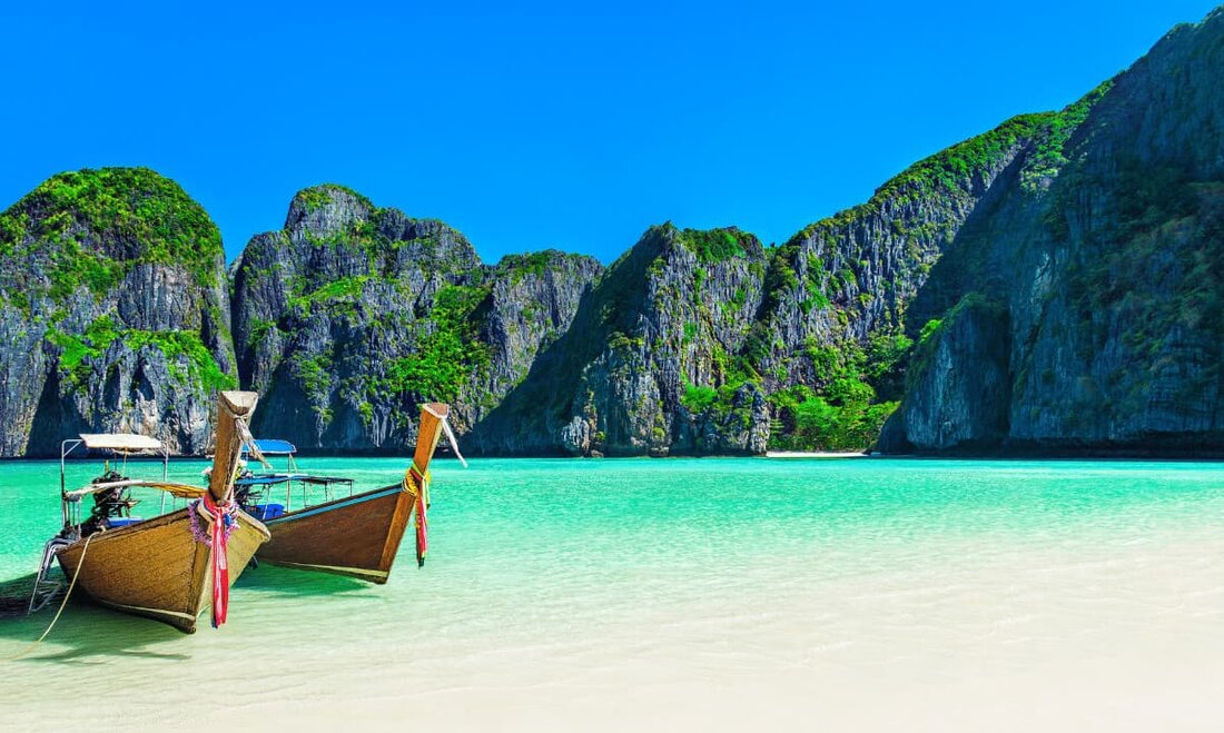 Thailands wichtigste Oppositionspartei verspricht innerhalb weniger Monate nach ihrer Machtübernahme einen Luftabwurf von etwa 500 Milliarden Baht (etwa 15 Milliarden US-Dollar) in bar. Der Parteifunktionär sagte, dass der Schritt voraussichtlich dazu beitragen werde, die angeschlagene Wirtschaft des Landes zu erholen und diejenigen zu entlasten, die gegen „halstiefe Schulden“ kämpfen. Laut einem Bloomberg-Bericht plant eine von Pheu Thai geführte Regierung, jeweils 10.000 Baht an etwa 55 Millionen Bürger ab 16 Jahren zu verteilen, wenn sie die für Mai angesetzten Parlamentswahlen gewinnt. Prommin Lertsuridej, der mit der Leitung des wirtschaftspolitischen Ausschusses der Partei beauftragt ist, gab bekannt, dass die Mittel mit Hilfe &hellip;