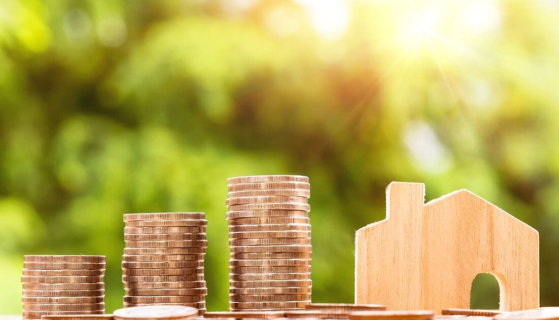 Aave, ein Finanz- und Kreditsystem, hat kürzlich seine eigene Stablecoin namens Gho auf dem Ethereum-Netzwerk vorgestellt. Stablecoins sind eine Art Kryptowährung, die einen stabilen Wert beibehalten soll, um Schwankungen des Marktes zu vermeiden. Im Falle von Gho wird der Wert an den US-Dollar gebunden, und das Aave DAO-Protokoll kontrolliert sowohl die Quellen als auch die Nachfrage des Stablecoins. Benutzer können Gho prägen, indem sie Sicherheiten auf dem System hinterlegen. Dabei erhalten sie auch Zinsen auf ihre hinterlegten Ressourcen. Der Stablecoin hat bereits das Goerli-Testnetz erfolgreich durchlaufen, ohne auf Probleme zu stoßen. Aave hat kürzlich den Vorschlag zur Freigabe von Gho &hellip;