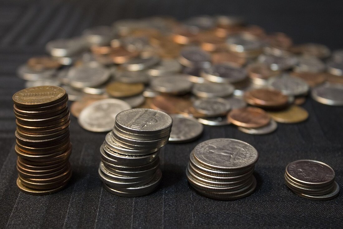 Aave Chan Initiative stellt umfassende Tokenomics-Überarbeitung vor Die Aave Chan Initiative (ACI), unter der Leitung von Gründer Marc Zeller, hat einen neuen Vorschlag zur Überarbeitung der Tokenomics, der Einnahmenverteilung und des Liquiditätsmanagements des Aave (AAVE) Protokolls präsentiert. Dieser Vorschlag folgt auf einen von der Community genehmigten TEMP CHECK und ist Teil des Aave Request for Comment (ARFC). Gründe für die Überarbeitung In einem aktuellen Beitrag auf der Plattform X (ehemals Twitter) betonte Zeller, dass der aktualisierte Aavenomics-Vorschlag das Ergebnis von fünf Jahren kontinuierlicher Entwicklung ist. „Wir betrachten es als den wichtigsten Vorschlag in unserer Geschichte. Fühl dich frei, ihn zu …