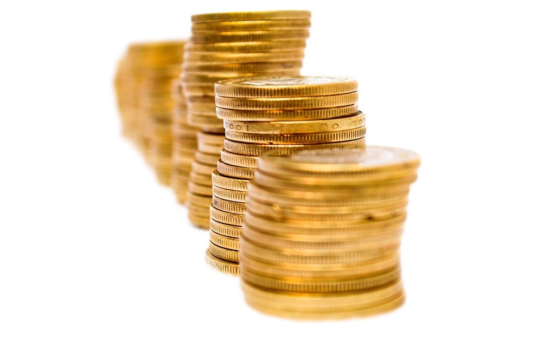 AaveNomics: Eine neue Ära für das Aave-Protokoll AaveNomics, ein bedeutender Vorschlag zur Änderung der Tokenomics des Aave-Protokolls, hat erfolgreich ein Quorum für die Aave DAO (Dezentrale Autonome Organisation) erreicht. Diese Entwicklung deutet auf eine bevorstehende Überarbeitung der Strategien zur Handhabung und Nutzung von Tokens innerhalb des Aave-Ökosystems hin. Marc Zeller, einer der Gründer von Aave Chain, bezeichnet diesen Schritt als entscheidend für die Weiterentwicklung des Protokolls. Die vorgeschlagenen Änderungen beinhalten unter anderem die Einführung von Token-Rückkäufen, die darauf abzielen, die Stabilität und den Wert der AAVE-Token langfristig zu sichern und zu steigern. Die Anpassungen in den Tokenomics könnten nicht nur &hellip;
