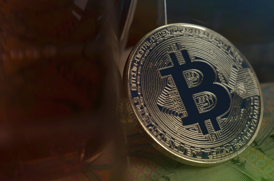 Trotz der Zentralisierung: Aave übernimmt die Verantwortung für GHO Der Markt der Stablecoins wird normalerweise von zentralisierten Ansätzen wie Tether (USDT) dominiert. Allerdings hat AaveDAO beschlossen, mit einem anderen Ansatz zu arbeiten und die Ausgabe und Verwaltung von GHO zu übernehmen. AaveDAO ist eine dezentrale autonome Organisation. Stani Kulechov, Gründer und CEO von Aave, hat bestätigt, dass Community-Mitglieder, einschließlich Sicherheitsexperten, Entwickler und anderen Mitwirkenden, einen Teil der Einnahmen erhalten werden, die durch GHO generiert werden. Um Transparenz und Rechenschaftspflicht zu gewährleisten, hat Aave selbstausführende Smart Contracts implementiert, um alle GHO-Transaktionen zu kontrollieren. Dadurch werden alle Transaktionsdaten, Reserven und wesentlichen Informationen …