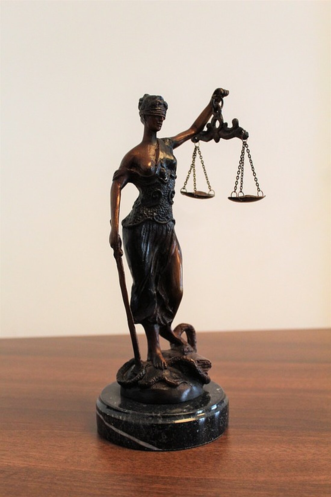 Die Steuerpolitik von Puerto Rico, bekannt als Act 22, wurde mit der Hoffnung eingeführt, Investitionen in das Land zu fördern und den Einwohnern Vorteile zu bringen. Doch leider hat sich diese Politik nicht als vorteilhaft erwiesen und die Ungleichheit in Puerto Rico sogar noch verschlimmert. Die Kongressabgeordnete Nydia Velazquez hat die Bundesregierung aufgefordert, eine ernsthafte Analyse der Auswirkungen von Act 22 auf die Bevölkerung von Puerto Rico durchzuführen. Ein Gespräch zwischen dem Anwalt Carlos Ortiz und einem US-Bundesstaatsanwalt zeigt, dass die Behörden sowohl auf Bundesebene als auch in Puerto Rico Maßnahmen ergreifen, um mögliche Steuervergehen zu bekämpfen. Ortiz zitierte dabei &hellip;
