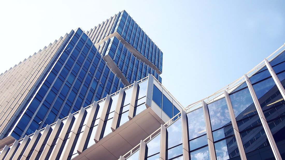 Algofi, die verbesserte dezentrale Finanzblockchain Algorand für Kreditvergabe und Finanzierung, wird bald geschlossen. Laut einer Nachricht vom 11. Juli haben die Entwickler immer noch Vertrauen in die Stärke der Algorand-Technologie und des neuartigen Konsensalgorithmus. Allerdings wird das Algofi-System bald eingestellt. Die Entscheidung wurde getroffen, da eine Reihe von Ereignissen den Bau und die Wartung der Algofi-Plattform nicht mehr praktikabel machen. Ab dem 1. September werden die Sicherheitsaspekte der ALGO-, vALGO-, STBL-, USD Coin (USDC)-, goBTC- und goETH-Märkte auf den Algofi-Versionen 1 und 2 von 80% auf 0% reduziert. Zudem werden die bestehenden Liquidity Mining-Kurse gestoppt und es werden keine weiteren …