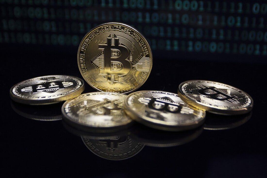 Die Bitcoin-Halbierung und die Preise vor der Halbierung Die nächste Bitcoin-Halbierung ist für April 2024 geplant, ein bedeutendes Ereignis, bei dem die Belohnungen der Miner halbiert werden. Historische Daten zeigen, dass Bitcoin vor der Halbierung tendenziell niedrigere Preise erfährt. Sowohl die Preise vor der Halbierung als auch die alten Allzeithochs waren niedriger als die Preise nach der Halbierung. Durchbruch von 55.000 US-Dollar in den Monaten nach der Halbierung Basierend auf vergangenen Mustern ist ein Analyst zuversichtlich, dass Bitcoin in den unmittelbaren Monaten nach der Halbierung die 55.000-Dollar-Marke durchbrechen wird. Frühere Halbierungen haben gezeigt, dass die Preise über den größten Widerstand …
