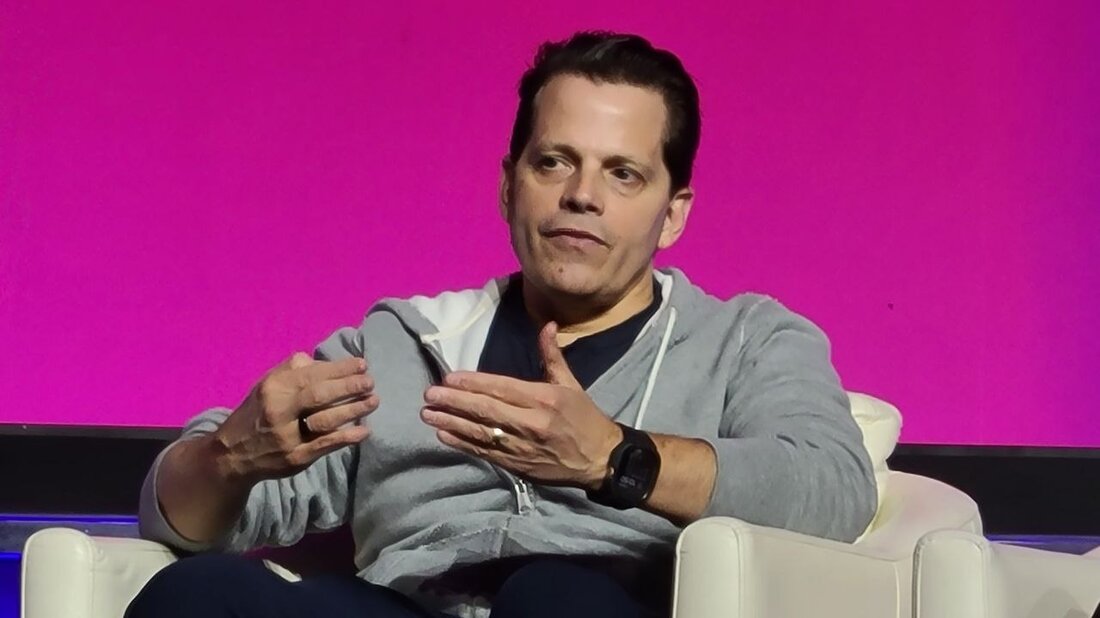 Der Gründer von SkyBridge Capital, Anthony Scaramucci, sprach am Donnerstag bei Consensus 2023 über den Stand der Dinge bei FTX in den Wochen und Tagen vor seinem Zusammenbruch. Ersterer wies die Vorstellung zurück, dass Changpeng Zhao (CZ) – CEO von Binance – für das Scheitern der Börse verantwortlich sei, und schob die Schuld allein auf den ehemaligen FTX-Chef Sam Banknman-Fried. Wie SkyBridge nach FTX abschneidet Scaramucci stellte zunächst klar, dass seine Beziehung zu FTX seinem Unternehmen nicht so sehr geschadet hat, wie viele behaupten. „Ich denke, wir halten uns ganz gut, und ich denke, wir haben vom gesamten letzten Quartal &hellip;