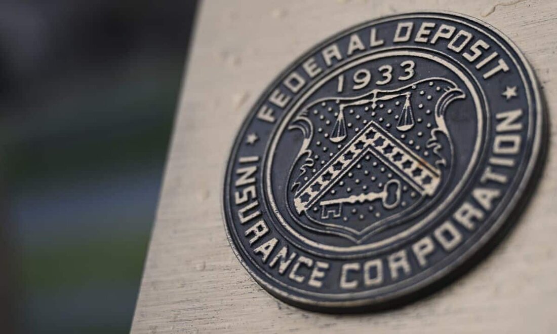 In einem kürzlich vom Consumer Financial Protection Bureau (CFPB) of America veröffentlichten Bericht warnen die Aufsichtsbehörden, dass Kryptowährungen und Fiat-Währungen, die in mobilen Apps gespeichert werden, möglicherweise nicht wirklich von der Politik der FDIC profitieren, bis zu 250.000 US-Dollar pro Einleger zu versichern. Nicht abgedeckte Nichtbankdienstleistungen Dem Bericht zufolge besteht eine unglückliche Folge des Aufstiegs von Zahlungsdiensten und Apps wie PayPal oder Venmo darin, dass bei Verbrauchern häufig der Eindruck entsteht, dass der Staat im Falle einer Insolvenz der Plattform die bei diesen Diensten steckenden Nutzergelder erstatten wird. Dies ist jedoch nicht der Fall. Damit Gelder von der FDIC oder &hellip;