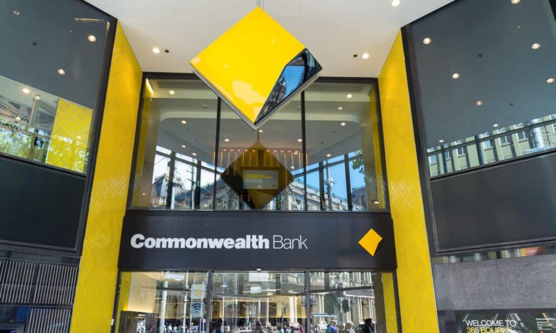 Die Commonwealth Bank of Australia (CBA), die größte Bank Australiens, kündigte im Rahmen neu eingeführter Maßnahmen zur Betrugsbekämpfung im Land einen vorübergehenden Rückgang „bestimmter“ Zahlungen an Kryptowährungsbörsen an. Laut einer offiziellen Pressemitteilung wird die CBA Krypto-Zahlungen für 24 Stunden oder länger ablehnen oder zurückhalten. Als Teil der Betrugsrisikomaßnahmen wird die Bank in den kommenden Monaten außerdem ein Limit von 10.000 AUD (6.650 USD) für Zahlungen an Börsen festlegen. CBA stoppt bestimmte Krypto-Zahlungen James Roberts, CBA General Manager von Group Fraud Management Services, sagte: „Das Interesse der Verbraucher an Kryptowährungen hat zugenommen, und leider nutzen Betrüger weltweit diesen Trend aus und &hellip;