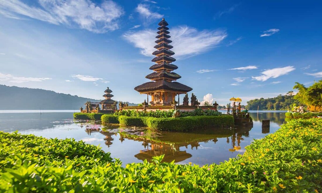Die indonesische Provinz Bali hat erklärt, dass Touristen keine Zahlungen mit Kryptowährungen tätigen dürfen, und warnte, dass Verstöße „strikt verfolgt werden“. Die Regierung versucht, den Zustrom ausländischer Touristen einzudämmen, um gegen problematische Ausländer vorzugehen, die gegen lokale Gesetze verstoßen. Beleidigung ausländischer Touristen muss mit harten Sanktionen rechnen Laut dem Gouverneur der Provinz, Wayan Koster, der am Sonntag, dem 28. Mai, auf einer Pressekonferenz zur Tourismusentwicklung sprach, werde Bali gegen ausländische Touristen vorgehen, die Kryptowährungen als Zahlungsmittel verwenden. Koster sagte, dass Straftäter mit Abschiebung, strafrechtlichen Sanktionen und anderen harten Sanktionen rechnen müssten. „Ausländische Touristen, die sich unangemessen verhalten, Aktivitäten ausführen, die &hellip;