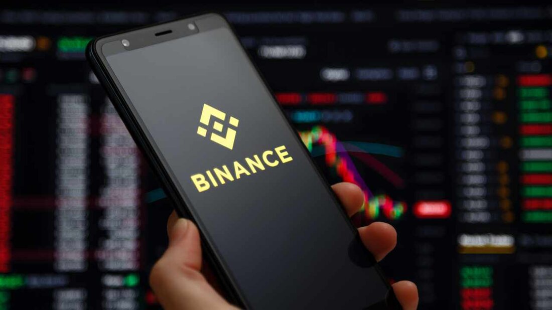 Binance ist nach zwei Jahren mit einer „sinnvollen“ Investition in eine lokale, lizenzierte Kryptobörse auf den südkoreanischen Kryptowährungsmarkt zurückgekehrt. Gopax geriet nach dem Zusammenbruch der Krypto-Börse FTX und dem Insolvenzantrag des Krypto-Kreditgebers Genesis Global in Schwierigkeiten. Binance investiert in angeschlagene koreanische Krypto-Börse Die Kryptowährungsbörse Binance gab am Freitag bekannt, dass sie in Gopax, eine lizenzierte Kryptobörse in Südkorea, investiert hat. Die Investition markiert die Rückkehr von Binance auf den koreanischen Kryptomarkt, den das Unternehmen vor zwei Jahren aufgrund der geringen Nutzung und des geringen Handelsvolumens verlassen hatte. Gopax stoppte im November letzten Jahres „als Folge der Upstream-Herausforderungen von Genesis Global …