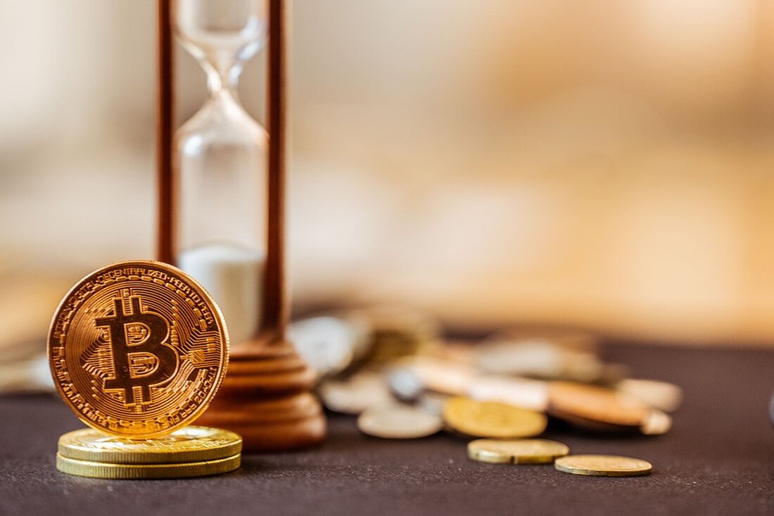 Laut den aktualisierten Aufzeichnungen des Bundesregisters hat das Bundesregister Mitteilungen über vorgeschlagene Regeländerungen für Bitcoin-ETF-Anträge von BlackRock, Fidelity, Invesco Galaxy, VanEck und WisdomTree erhalten. Dieser Schritt gibt der Securities and Exchange Commission (SEC) einen bestimmten Zeitrahmen, um die Anträge zu prüfen und zu entscheiden. Die SEC hat verschiedene Möglichkeiten in Bezug auf die Anträge. Sie kann diese genehmigen oder ablehnen, den Prüfungszeitraum verlängern oder die Anträge zur öffentlichen Stellungnahme öffnen. Die Veröffentlichung im Bundesregister war ein erwarteter Schritt nach der ersten Einreichung der Anträge im Juni. Berichten zufolge hatte die SEC damals die Unterlagen für unzureichend befunden. Die Unternehmen reichten …
