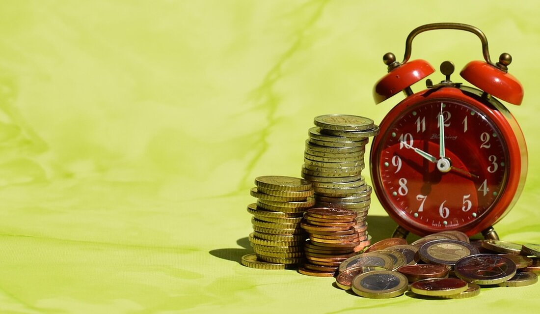 Bitcoin ETFs verzeichnen bedeutenden Abfluss von Kapital Aktuelle Entwicklungen im Bereich der Bitcoin Exchange Traded Funds (ETFs) zeigen einen dramatischen Rückgang in den Zuflüssen, der die Gewinne des Vortages deutlich gemindert hat. Insgesamt wurden 100 Millionen Dollar von Bitcoin ETFs abgezogen, wobei die Hauptursache in signifikanten Abgängen bei den führenden Anbietern Grayscale und Bitwise zu sehen ist. Diese Situation wird durch die aktuellen Marktbedingungen verstärkt, die sich auf das Anlegerverhalten auswirken. Auch die Ether-ETFs stehen nicht unberührt von diesen Entwicklungen und erleben ähnliche Abflüsse. Diese Dynamik wirft Fragen zu den zukünftigen Perspektiven und der Stabilität von Kryptowährungs-ETFs auf und könnte …