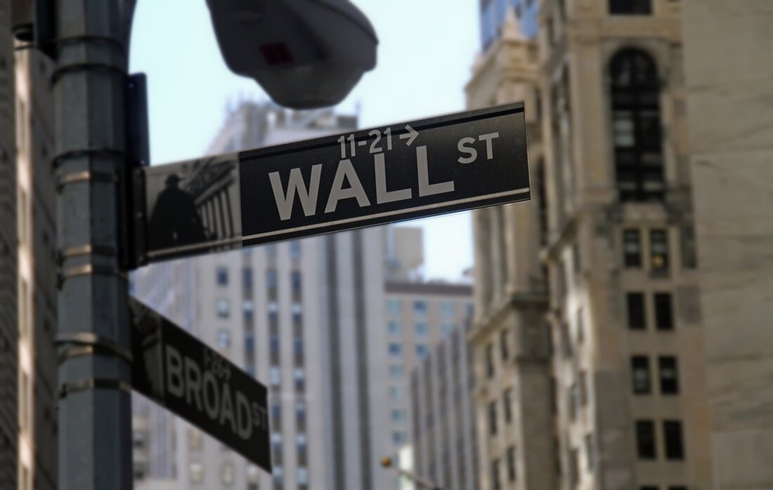 Die Korrelation zwischen dem Bitcoin und den beiden US-Aktienindizes NASDAQ Composite und S&P 500 ist auf den niedrigsten Stand seit rund zwei Jahren gesunken, wie aus Daten der Krypto-Analysefirma Block Scholes hervorgeht. Dies deutet darauf hin, dass der Bitcoin eine immer geringere Korrelation zu traditionellen Risikoanlagen aufweist. Die gleitende 90-Tage-Korrelation zwischen Veränderungen des Bitcoinkurses und dem NASDAQ Composite sowie dem S&P 500 ist nahezu auf Null gesunken, wie Block Scholes erklärt. Dies ist der niedrigste Stand seit etwa zwei Jahren. Ein Analyst von Block Scholes erklärt, dass dieser Rückgang der Korrelation auf die Tatsache zurückzuführen ist, dass sowohl der Bitcoin …