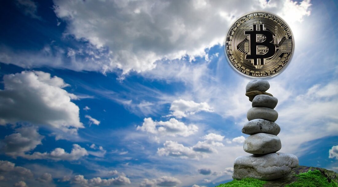 Der Bitcoin Kurs hat seit Jahresbeginn fast die Hälfte seines Wertes zugelegt. Trotzdem kämpft Bitcoin seit fast vier Monaten mit dem Widerstand bei rund 31.000 USD. Sollte dieser Widerstand gebrochen werden, könnte der Kurs weiter auf das nächste Fib Niveau bei rund 36.000 USD steigen. Ein Bruch der Goldenen Ratio bei rund 50.000 USD würde sogar einen neuen Bullenmarkt für Bitcoin bedeuten. Zusätzlich zeigen die MACD-Linien im Monatschart einen bullischen Trend und das Histogramm des MACDs bestärkt diesen Trend. Der Aufwärtstrend von Bitcoin im Jahr 2023 ist somit eindeutig. Im Wochenchart bestätigt das Golden Crossover der EMAs den mittelfristigen Bullentrend. &hellip;