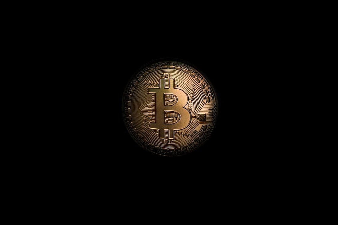 Aktuelle Entwicklungen auf dem Bitcoin-Markt: Eine Marktanalyse Die aktuellen Entwicklungen auf dem Bitcoin-Markt bringen neue Erkenntnisse über die Dynamiken der Kryptowährungen und deren Einfluss auf die wirtschaftliche Gesamtsituation. Mehrere Faktoren, die den Bitcoin-Kurs beeinflussen, lassen sowohl die Unsicherheit im Markt als auch das Potenzial für zukünftige Entwicklungen erkennen. Marktanalyse und Widerstandsniveaus Momentan bewegt sich der Bitcoin-Kurs um 87.500 US-Dollar, was einem Anstieg von 14,95 % im Vergleich zum Monatstief von 76.425 US-Dollar entspricht, das am 11. März erreicht wurde. Diese Stabilität könnte als Anzeichen für eine potenzielle Erholung in der Zukunft gedeutet werden. Die technische Analyse zeigt, dass Bitcoin in &hellip;