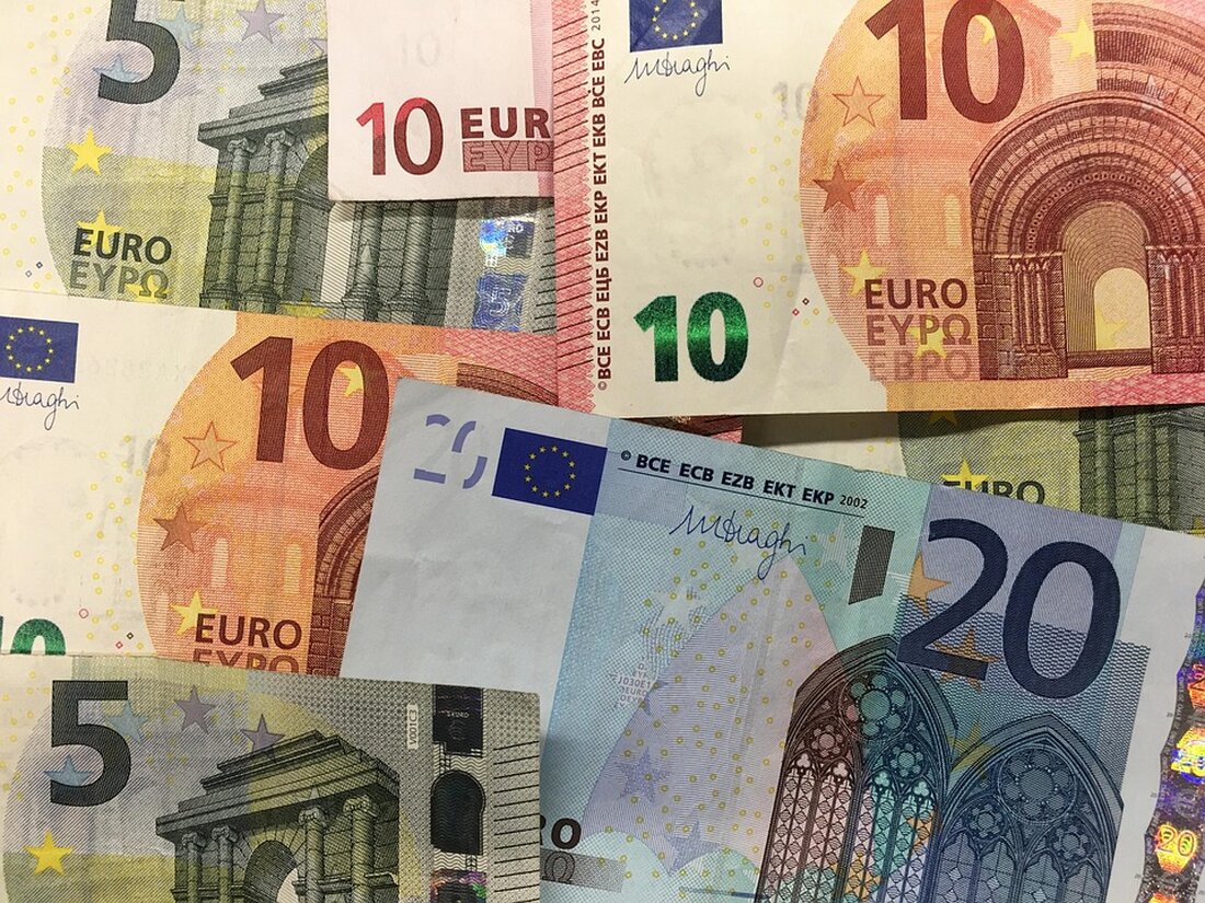 Bitcoin-Kurs fällt um 4,7 % trotz strategischer Bitcoin-Reserve In den letzten Stunden erlebte der Bitcoin-Preis einen Rückgang um 4,7 % und fiel auf 88.000 US-Dollar. Dieser Abwärtstrend kam überraschend, da viele Anleger mit einem Preisanstieg gerechnet hatten, insbesondere nach der Unterzeichnung einer Durchführungsverordnung durch Präsident Donald Trump zur Schaffung einer strategischen Bitcoin-Reserve. Die Reaktion des Marktes auf diese Nachricht war negativ, da das Ausbleiben neuer Käufe durch die Regierung die Erwartungen der Investoren nicht erfüllte. Die neu eingerichtete Bitcoin-Reserve wird mit etwa 200.000 BTC, im Wert von circa 17 Milliarden Dollar, gefüllt, die aus strafrechtlichen Beschlagnahmungen stammen. Dies bedeutet, dass …