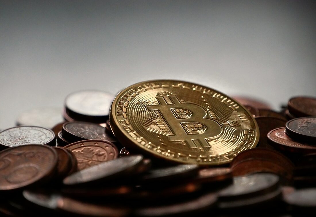 Titel: Starke Anhäufung von Bitcoin durch Wale und Haie in den letzten drei Wochen Untertitel: Unter Berufung auf Santiment-Analysefirma verzeichnen die Bitcoin-Marktplätze eine Zunahme von 71.000 BTC (Bitcoin-Wal: Ein großer Bitcoin-Investor mit erheblichem Vermögen. Bitcoin-Hai: Ein erfahrener Händler, der durch die Nutzung von Volatilität und Marktmanipulation profitiert.) In den vergangenen drei Wochen hat eine On-Chain-Analysefirma namens Santiment berichtet, dass Bitcoin-Wale und -Haie ihre Bestände um beeindruckende 71.000 BTC aufgestockt haben. Diese Daten zeigen, dass große Investoren und erfahrene Händler weiterhin Vertrauen in die führende Kryptowährung haben, und deuten auf eine mögliche langfristige Erholung des Marktes hin. Die erhöhte Akkumulation von …