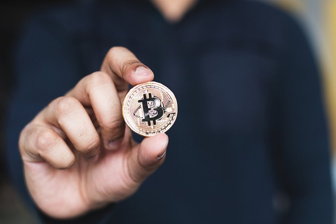 Bitcoin: Auf dem Weg zur 90.000-Dollar-Marke? Markus Thielen, Gründer von 10x Research, äußert sich optimistisch über die zukünftige Entwicklung von Bitcoin. Laut Thielen könnte die bekannteste Kryptowährung die Talsohle bereits durchschritten haben und sich nun in Richtung der 90.000-Dollar-Marke bewegen. Diese Prognose ist Teil einer breiteren Analyse, die sich mit den aktuellen Markttrends und den verschiedenen Einflussfaktoren auf Bitcoin beschäftigt. Anleger und Interessierte sollten die Entwicklungen genau im Auge behalten, um von potenziellen Kursgewinnen zu profitieren. Die Meinungen über den Bitcoin-Markt sind vielschichtig und reichen von vorsichtiger Skepsis bis hin zu optimistischem Vertrauen in die Technologie und deren zukünftigen Wert. &hellip;