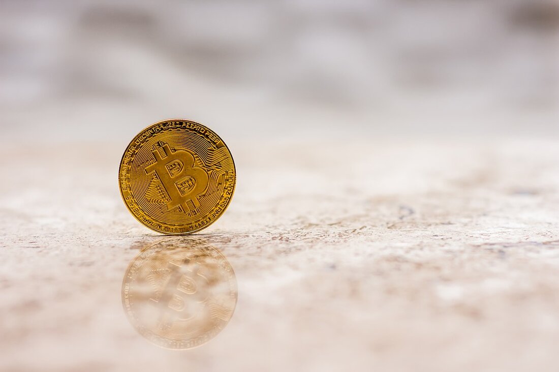 Der November 2024 könnte ein wichtiger Monat für Bitcoin-Investoren sein. Experten sagen voraus, dass der Kryptowährungsmarkt zu dieser Zeit ein neues Allzeithoch erreichen könnte. Um diese Prognose genauer zu verstehen, werfen wir einen Blick auf die bisherigen Zyklen der Bärenmärkte. Ein Bärenmarkt ist gekennzeichnet durch anhaltende Kursverluste und pessimistische Stimmung unter den Investoren. Während Bullenmärkte von Optimismus und starken Kursgewinnen geprägt sind, bringen Bärenmärkte oft Unsicherheit und Verluste mit sich. Diese Zyklen sind ein natürlicher Bestandteil des Kryptowährungsmarktes. In der Vergangenheit gab es mehrere Bärenmärkte, die Bitcoin stark beeinflusst haben. Einer der bekanntesten war der Bärenmarkt von 2018-2019, als der &hellip;