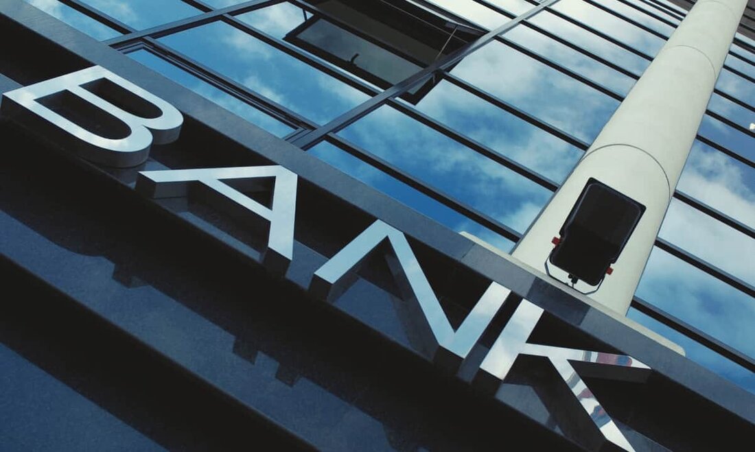 Analysten von Bernstein Private Wealth Manager glauben, dass das erschütternde Bankensystem in den Vereinigten Staaten der Einführung von Bitcoin zugute kommen und möglicherweise den Preis des Vermögenswerts erhöhen könnte. Die Experten gingen noch weiter und rieten den Menschen, in BTC zu investieren, das aufgrund der erschütterten Bedingungen der traditionellen Finanzen bald in einen neuen Bullenlauf eintreten könnte. Schwache Banken könnten BTC in die Höhe treiben Analysten Gautam Chhugani und Manas Agrawal glauben Die Bankenkrise in Amerika könnte sich in Zukunft verschärfen und Bitcoin könnte als Retter auftauchen. Ihrer Ansicht nach könnten die zahlreichen Bankzusammenbrüche die Anleger von der traditionellen Finanzierung &hellip;