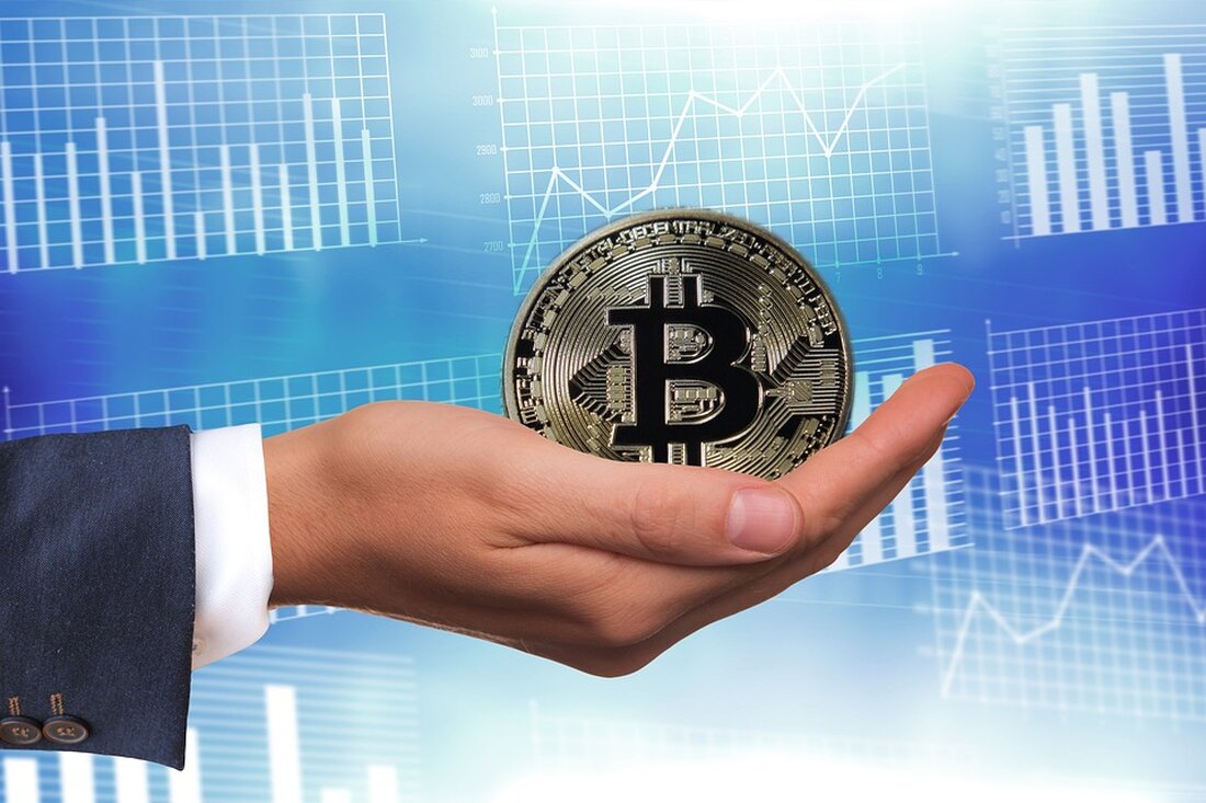 Digitalwährungen wie Bitcoin, Bitcoin Cash, Ethereum und Litecoin zeigen sich am Nachmittag durchweg unterschiedlich stark. Während der Bitcoin-Kurs zulegt und um 0,50 Prozent auf 30.779,36 US-Dollar steigt, gewinnt Bitcoin Cash sogar 4,49 Prozent dazu und steht nun bei 286,39 US-Dollar. Auch Ethereum verzeichnet ein Plus von 1,09 Prozent und notiert bei 1.898,81 US-Dollar. Litecoin hingegen legt nur um 0,21 Prozent zu und wird bei 97,01 US-Dollar gehandelt. Der Ripple-Kurs hingegen verzeichnet einen leichten Verlust von -0,58 Prozent und steht bei 0,4734 US-Dollar. Gleichzeitig bewegen sich die Kurse von Cardano, Monero, IOTA, Verge, Stellar, NEM, Dash und NEO kaum vom Fleck. …