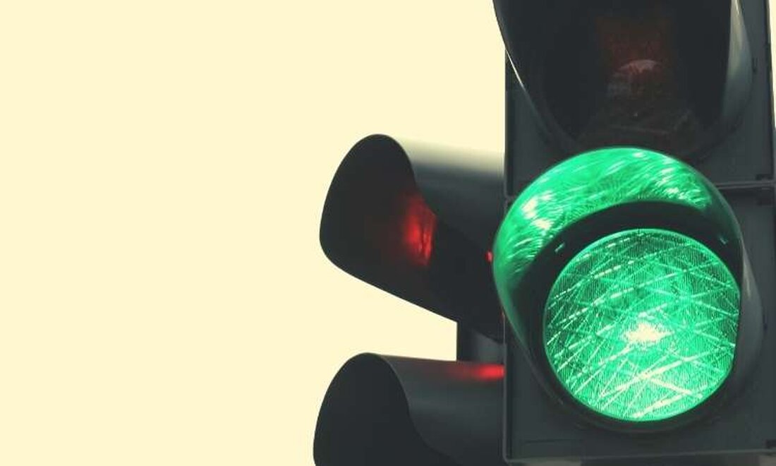 Vor zwei Wochen wurde eine wenig bekannte Krypto-Börse namens Bitzlato in einer von Europol koordinierten und von französischen und amerikanischen Behörden angeführten Razzia geschlossen. Jetzt geht der Firmengründer davon aus, dass der Betrieb bald wieder aufgenommen wird. Eine koordinierte Anstrengung Die Stichoperation wurde in den beiden oben genannten Ländern sowie in Portugal, Spanien und Zypern durchgeführt, wo der Systemadministrator der Firma verhaftet (und anschließend freigelassen) wurde. Laut Europol hatten 46 % aller Transaktionen auf Bitzlato Verbindungen zu kriminellen Aktivitäten, wobei über 1,5 Millionen BTC zwischen der Börse und der inzwischen nicht mehr existierenden Dark-Web-Plattform Hydramarket waren. „Die Analyse ergab, dass …