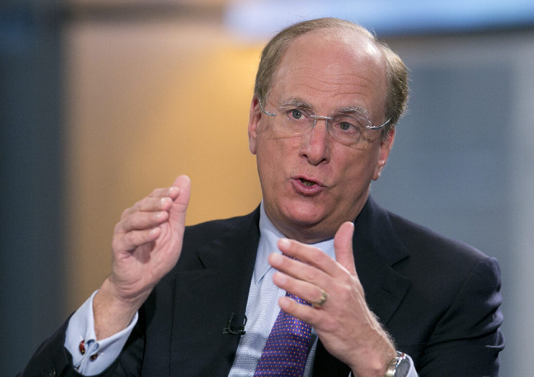 Larry Fink und die bullishen BTC-Prognosen von BlackRock In einer jüngsten Mitteilung hat Larry Fink, der CEO von BlackRock, für Aufmerksamkeit gesorgt, indem er sich positiv über Bitcoin äußerte. In seinem jährlichen Brief an die Aktionäre des größten Vermögensverwalters weltweit lieferte Fink Bitcoin-freundliche Aussagen sowie optimistische Prognosen für die digitale Währung. Finks Äußerungen deuten auf eine zunehmende Akzeptanz von Bitcoin in der traditionellen Finanzwelt hin. Als CEO eines der größten Vermögensverwaltungen der Welt könnte seine positive Haltung gegenüber Bitcoin signifikante Auswirkungen auf das Vertrauen in die Kryptowährung haben. Seine bullishen Prognosen könnten darauf hinweisen, dass BlackRock potenziell plant, stärker in &hellip;