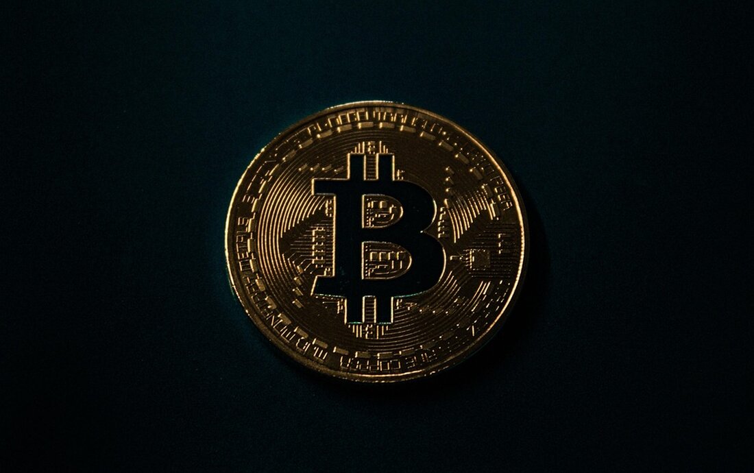 BlackRock bringt Bitcoin-ETF nach Europa: Ein neuer Impuls für den Krypto-Markt Der Bitcoin-ETF von BlackRock kommt mit niedrigen Gebühren nach Europa und stellt damit eine ernsthafte Konkurrenz für die etablierten Krypto-Angebote in der Region dar. Immer mehr institutionelle Investoren zeigen Interesse an Bitcoin-Investmentprodukten, und BlackRock erweitert sein Krypto-Angebot mit einem neuen Bitcoin-ETP über die USA hinaus. BlackRock hat seinen ersten börsennotierten Bitcoin-Produkt in der Europäischen Union eingeführt. Dieses innovative ETP, bekannt als iShares Bitcoin ETF, wird unter dem Ticker „IB1T“ an der Euronext Paris und der Xetra gehandelt. In den Niederlanden wird das Produkt unter dem Kürzel „BTCN“ an der &hellip;