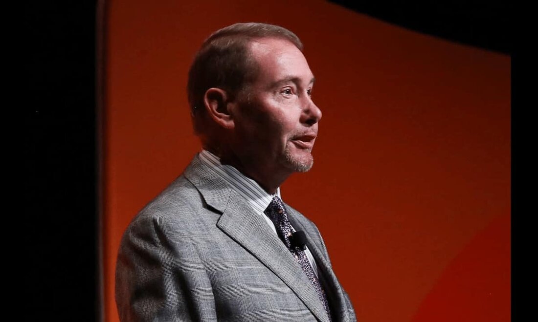 Jeffrey Gundlach – ein amerikanischer Geschäftsmann und Gründer von DoubleLine Capital – glaubt, dass die US-Notenbank die Zinsen nächste Woche um 25 Basispunkte anheben wird. Ihm zufolge wird dies die letzte Erhöhung sein, da er glaubt, dass die Zentralbank zu anderen Bemühungen zur Inflationsbekämpfung übergehen wird. Das Ende der Zinserhöhungspolitik der Fed? In einem kürzlichen Interview für CNBC sagte Gundlach (besser bekannt als „Bond King“) voraus, dass die Federal Reserve am 22. März inmitten der anhaltenden Bankenkrise in den USA eine kleine Zinserhöhung durchsetzen wird. „Ich denke nur, dass die Fed zum jetzigen Zeitpunkt nicht auf 50 gehen wird. Um …