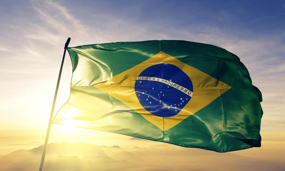 Mercado Bitcoin – die größte Kryptowährungsbörse in Brasilien – wird Berichten zufolge am Pilotprojekt des Landes zur Einführung eines digitalen Real teilnehmen. Die Zentralbank beabsichtigt, im Jahr 2024 ein solches Finanzprodukt herauszugeben. Die Liste der Mitwirkenden Wie ein lokales Medienunternehmen berichtete, hat die Banco Central do Brasil Mercado Bitcoin autorisiert, an der CBDC-Entwicklung teilzunehmen. Zu diesem Thema sprach Fabricio Tota, Direktor für Neugeschäft an der Börse: „Unsere Teilnahme bestätigt die Absicht der Zentralbank, Innovationen in das Finanzsystem zu bringen, und zwar bei denen, die bereits mit dieser Technologie gearbeitet haben, und nicht nur bei den etablierten Betreibern, die sie sich …