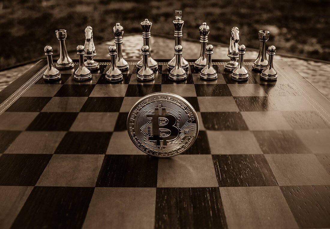 Sui Chung, CEO des Krypto-Indexanbieters CF Benchmarks, äußerte in einem Interview mit Bloomberg TV seine Zuversicht hinsichtlich der Genehmigung eines Spot-Bitcoin-Exchange-Traded-Funds (ETF) durch die US-Börsenaufsicht SEC (Securities and Exchange Commission). Chung erklärte, dass die SEC bestimmte Schutzmaßnahmen wünsche und dass die wichtigste Forderung der Informationsaustausch zwischen der Notierungsbörse eines ETF und Krypto-Börsen sei. Laut Chung wurde diese Anforderung durch die gemeinsam eingeführten Bestimmungen erfüllt, und er ist zuversichtlich, dass die SEC die Genehmigung erteilen wird. Er betonte außerdem, dass Spot-Rohstoffe normalerweise nicht auf organisierten Marktplätzen gehandelt werden, im Gegensatz zu Spot-Kryptowährungen. Traditionell hätten rohstoffbasierte ETFs Informationsaustauschvereinbarungen mit Derivatebörsen, da dies …