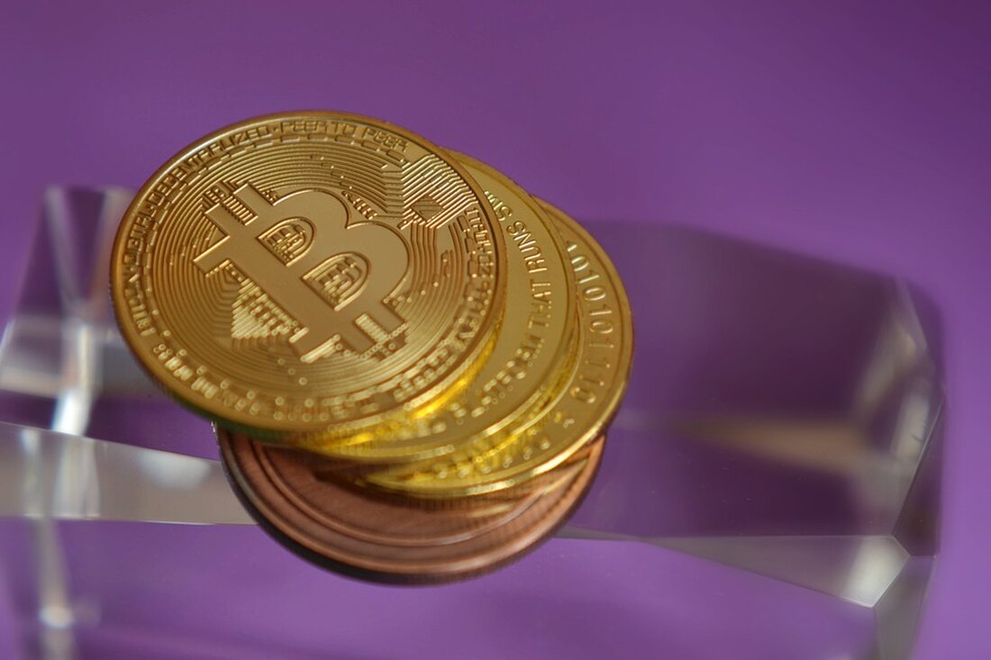 Cardano ist eine Blockchain-Plattform, die sich das Ziel gesetzt hat, das schnellste und skalierbarste Netzwerk der Welt zu werden. Bisher scheint das jedoch nicht so erfolgreich zu sein wie erhofft. Im Vergleich zu anderen Blockchains gibt es in der Welt von ADA nur sehr langsame Fortschritte. Um dies zu ändern, hat das Entwicklungsteam von Cardano die Layer-2-Skalierungslösung Hydra entwickelt. Diese Lösung ermöglicht es, dass alles schneller vorangeht. Eine wichtige Komponente von Hydra ist Hydra Pay, ein dezentrales Zahlungssystem, das die Skalierungsfähigkeit von Cardano demonstrieren soll. Hydra Pay soll nicht nur Mikrozahlungen auf der Blockchain revolutionieren, sondern auch DeFi auf Cardano &hellip;