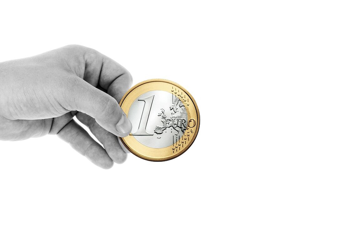 Titel: Celsius verklagt StakeHound auf Rückgabe von 150 Millionen US-Dollar an Token Untertitel: Krypto-Kreditgeber behauptet, dass StakeHound gegen Insolvenzregeln verstoßen hat Der renommierte Krypto-Kreditgeber Celsius hat eine Klage gegen StakeHound eingereicht, in der das Unternehmen beschuldigt wird, verschiedene Token im Wert von 150 Millionen US-Dollar nicht zurückgegeben zu haben. Diese Token hatte Celsius der Liquid Staking-Plattform zur Verwahrung anvertraut. Darüber hinaus behauptet Celsius, dass StakeHound gegen die Insolvenzregeln verstoßen hat, indem es ein Schiedsverfahren gegen das Unternehmen in der Schweiz eingeleitet hat. Die Klage von Celsius gegen StakeHound umfasst Ansprüche wegen Vertragsbruch und &#8222;vorsätzlichem Fehlverhalten&#8220;. Celsius fordert StakeHound auf, das &hellip;