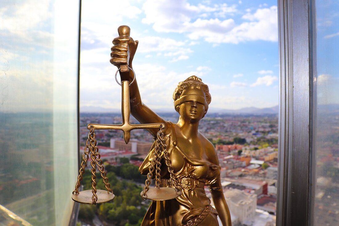 Die Behörden haben sich zum Ziel gesetzt, verstärkte Maßnahmen gegen Krypto-Geldwäsche zu ergreifen. Dies zeigt sich unter anderem an den jüngsten Festnahmen im USDT-Geldwäschefall. Diese Festnahmen sind jedoch nur ein Teil der umfassenderen Bemühungen der chinesischen Behörden, illegale Aktivitäten im Kryptosektor zu bekämpfen. Krypto-Geldwäsche ist ein ernstes Problem, das sich mit dem Aufstieg der Kryptowährungen verstärkt hat. Da Kryptowährungen digitale und dezentrale Natur haben, können sie von Kriminellen genutzt werden, um Gelder zu waschen oder illegale Aktivitäten zu finanzieren. Im Fall von USDT handelt es sich um eine Stablecoin, die an den US-Dollar gekoppelt ist. Diese Kryptowährung wird häufig genutzt, &hellip;
