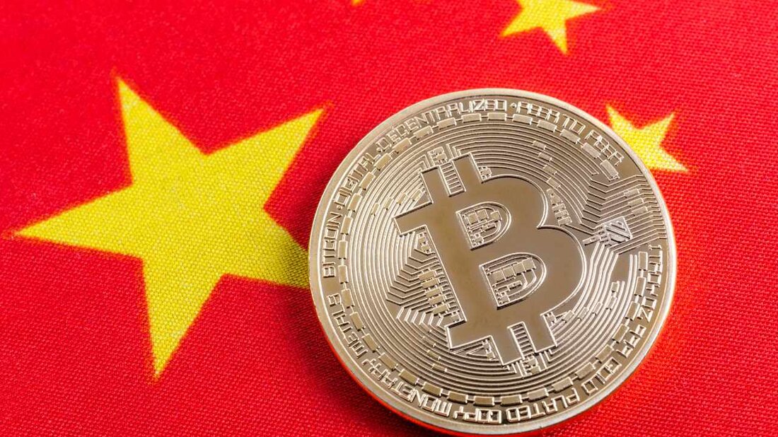 Ein Wirtschaftsprofessor und ehemaliger Berater der People’s Bank of China hat die chinesische Regierung aufgefordert, ihr Verbot von Kryptowährungen zu überdenken. Er warnte davor, dass das Verbot von Krypto-Aktivitäten zu verpassten Gelegenheiten führen könnte, die für regulierte Finanzsysteme „sehr wertvoll“ seien. Chinesischer Ökonom warnt vor verpassten Gelegenheiten durch Krypto-Verbot Ein ehemaliger Berater der chinesischen Zentralbank, der People’s Bank of China (PBOC), hat die chinesische Regierung aufgefordert, ihr Verbot von Kryptowährungen neu zu bewerten, berichtete die South China Morning Post am Montag. Huang Yiping war zwischen 2015 und 2018 Mitglied des Monetary Policy Committee der People’s Bank of China. Derzeit ist …