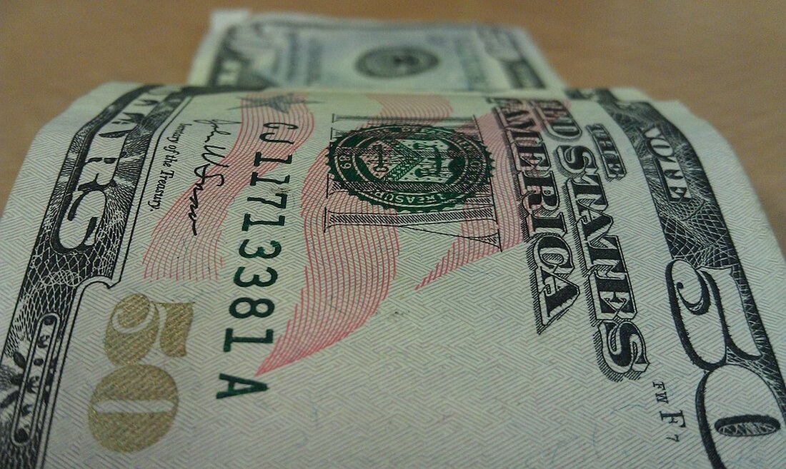 Inflation in Europa und die Auswirkungen neuer US-Zölle Christine Lagarde, die Präsidentin der Europäischen Zentralbank (EZB), äußerte sich am Mittwoch in Washington zu den potenziellen Auswirkungen neuer US-Zölle auf die europäische Wirtschaft. Lagarde betonte, dass diese Zölle die Inflation in Europa möglicherweise senken könnten, sofern sich die Europäische Union (EU) entsprechend positioniert. Die Einführung neuer Zölle in den USA könnte verschiedene Effekte auf die Preisentwicklung in Europa haben. In der Regel können Zollmaßnahmen den internationalen Handel beeinflussen und dadurch die Kosten für importierte Güter verändern. Sollten die Preise für bestimmte Produkte aufgrund der Zölle steigen, könnte dies dazu führen, dass …