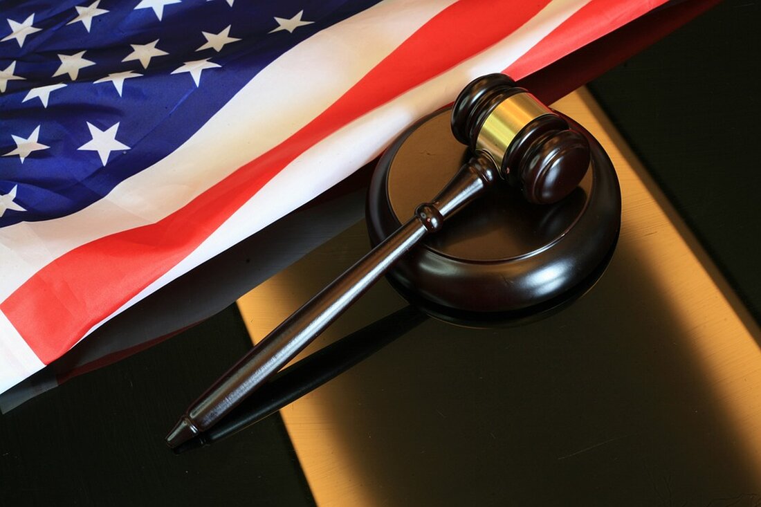 Coinbase-Aktie steigt trotz Klage der US-Wertpapieraufsicht Die US-Kryptowährungsbörse Coinbase wird von der US-Wertpapieraufsicht (SEC) verklagt. Der Vorwurf lautet, das Unternehmen habe nicht registrierte Wertpapiere angeboten und damit gegen das Wertpapierrecht verstoßen. Trotz dieser rechtlichen Herausforderung haben die Aktien von Coinbase in der letzten Zeit erheblich an Wert gewonnen. Laut Daten von TradingView sind die Aktien von Coinbase seit der Klageeinreichung um mehr als 50 Prozent gestiegen. Am 6. Juni lag der Preis bei etwa 52 US-Dollar pro Aktie, während er am 7. Juli bereits bei 78,7 US-Dollar lag. Insgesamt ist der Wert der Aktien in den letzten sechs Monaten um …