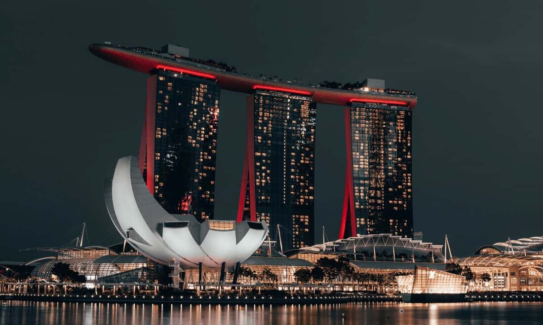 Binance möchte nach Singapur zurückkehren, um seine Dienstleistungen im Stadtstaat anzubieten. Daher plant der Kryptoriese, laut dem Bericht von Nikkei Asia „zu gegebener Zeit“ eine Genehmigung für seinen Verwahrungszweig zu beantragen. Ceffu, früher bekannt als Binance Custody, ist ein Unternehmen, das Verwahrungs- und Liquiditätslösungen anbietet. Es wurde als separate, dedizierte Plattform betrieben und ist auf die Bedürfnisse institutioneller Kunden ausgerichtet. Die Wiederbelebung des Angebots von Singapur durch die Lizenzierung von Ceffu könnte bedeuten, dass Binance von Privat- zu Firmenkunden wechseln wird. Singapur war ein schwieriges Gebiet für den Austausch. Im Dezember 2021 zog das von CZ geführte Unternehmen seinen Antrag …