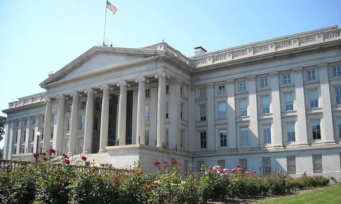 Laut einem neuen Bericht des US-Finanzministeriums stellen schlechte Cybersicherheitspraktiken innerhalb der dezentralisierten Finanzindustrie (DeFi) eine Bedrohung für Krypto, Verbraucher und die nationale Sicherheit dar. Das einzigartige Dokument argumentiert, dass der Peer-to-Peer-Charakter von DeFi neue Risiken für illegale Finanzen birgt, die einer zusätzlichen rechtlichen Überwachung bedürfen. Die Risiken von DeFi Erschienen am Donnerstag, dem 2023 DeFi Illegale Finanzrisikobewertung detailliert, wie Cyberkriminelle, Betrüger und andere illegale Akteure das DeFi-Ökosystem missbrauchen, um Geld durch Systeme zu waschen, die keine angemessenen Sanktionen und Geldwäschekontrollen implementieren. „Es gab mehrere Fälle von Akteuren, darunter Ransomware-Akteure, Diebe, Betrüger und Drogenhändler, die DeFi-Dienste nutzten, um ihre illegalen Erlöse …