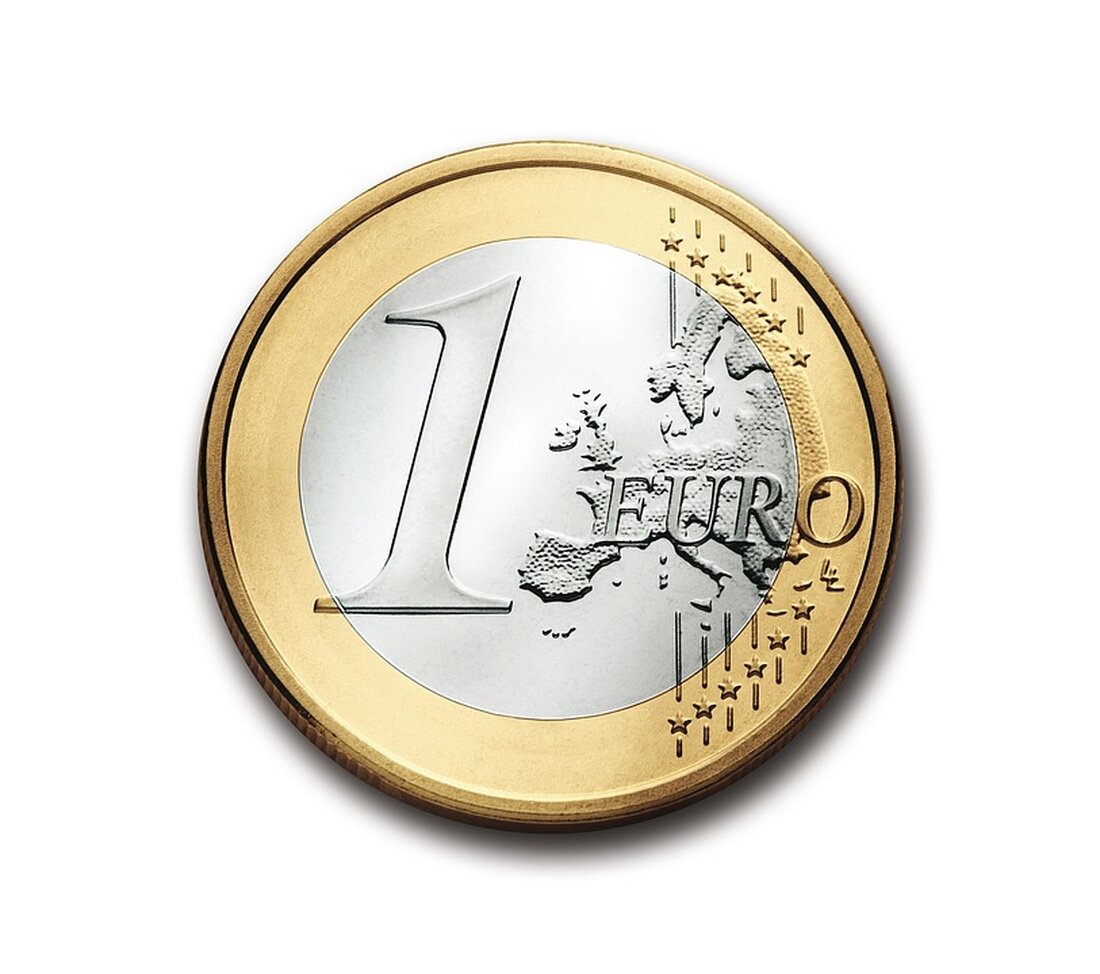 Das Zeitalter des digitalen Autoritarismus rückt immer näher, und mit ihm stellen sich neue Fragen nach den potenziellen Auswirkungen und Folgen dieser Entwicklung. Eine aktuelle Befürchtung ist, dass digitale Zentralbankwährungen (CBDCs) zu einem Instrument für digitalen Autoritarismus werden könnten. Der Begriff „digitaler Autoritarismus“ beschreibt ein System, das auf einem neuen Transaktionsmodell basiert, das sowohl wirtschaftliche als auch gesellschaftliche Bereiche umfasst. Dieses Modell zeichnet sich durch umfassende staatliche Kontrolle aus und stellt somit eine potenzielle Gefahr für die Privatsphäre und individuelle Freiheiten dar. Um das Phänomen des digitalen Autoritarismus zu verstehen, müssen die drei Hauptkomponenten betrachtet werden, die diese Entwicklung vorantreiben: …