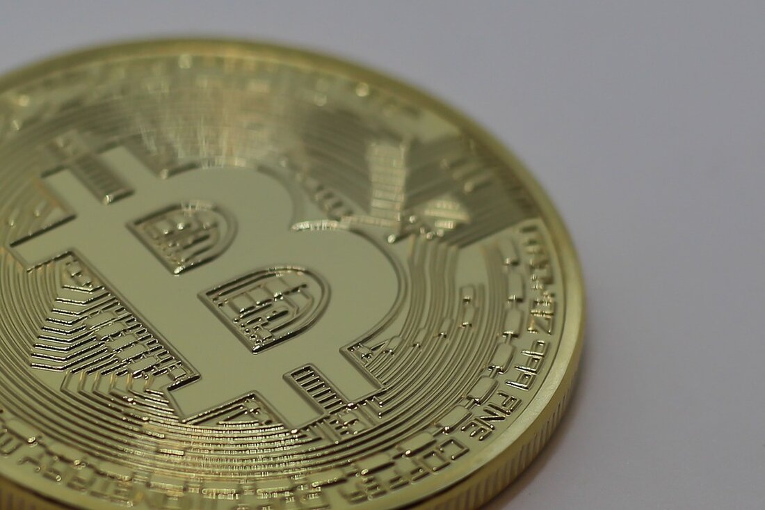 Titel: Robert F. Kennedy Jr. enthüllt revolutionäre Bitcoin-Politik zur Stärkung der US-Wirtschaft Untertitel: Präsidentschaftskandidat plant schrittweise Unterlegung des US-Dollars mit Bitcoin und Edelmetallen In einer vom Heal-the-Divide PAC organisierten Veranstaltung stellte der demokratische Präsidentschaftskandidat Robert F. Kennedy Jr. seine ehrgeizige Politik vor, die darauf abzielt, die Finanzlandschaft Amerikas zu verändern. Sein revolutionärer Plan sieht vor, den US-Dollar schrittweise mit Bitcoin und Edelmetallen zu unterlegen. Kennedy Jr. möchte ein solides Währungsfundament wiederherstellen und die finanzielle Stabilität fördern. Ein wesentlicher Bestandteil seiner Politik ist die schrittweise Unterlegung des US-Dollars mit harten Vermögenswerten wie Gold, Silber, Platin und Bitcoin. Dieser Ansatz soll helfen, &hellip;