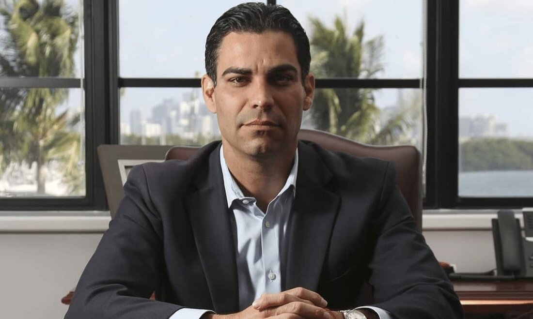 Francis Suarez – der Bürgermeister von Miami – reichte Dokumente ein, um für das Amt des Präsidenten der Vereinigten Staaten zu kandidieren. Er wird ein Kandidat der Republikanischen Partei sein und versuchen, sich gegen bekannte Namen wie Donald Trump und Ron DeSantis durchzusetzen. Suarez ist ein ausgesprochener Befürworter von Bitcoin und seine Regierung hat zahlreiche Initiativen eingeleitet, die sich auf den Vermögenswert konzentrieren. Er war auch der erste US-Politiker, der sein Gehalt in BTC statt in Fiat-Währung erhielt. Der neueste Kandidat ist ein Bitcoin-Fan Mit dem Herannahen der US-Präsidentschaftswahlen im Jahr 2024 beteiligen sich immer mehr Menschen am Rennen um &hellip;