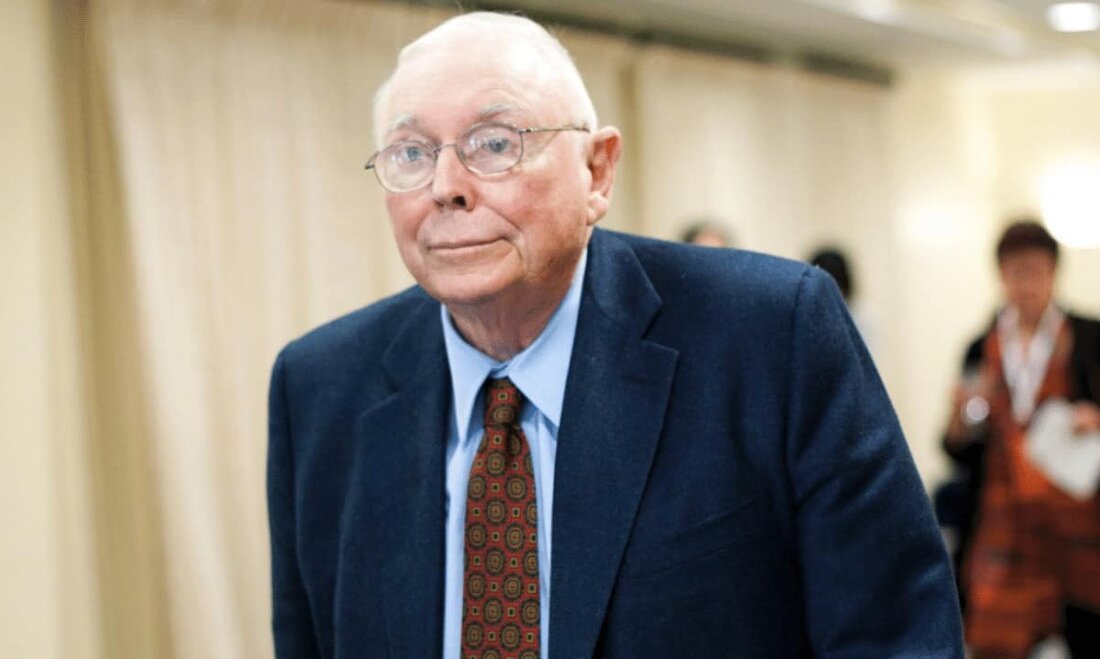Charlie Munger, der stellvertretende Vorsitzende von Berkshire Hathaway und rechte Hand von Warren Buffett, bekräftigte seine Haltung gegen Bitcoin und die gesamte Kryptoindustrie. Diesmal forderte der amerikanische Milliardär die Regierung der Vereinigten Staaten auf, alle Kryptowährungen zu verbieten, da sie zwangsläufig mehr schaden als nützen. Munger greift erneut an In einem (n Meinung Munger, der in den Mainstream-Medien, dem Wall Street Journal (WSJ), veröffentlicht wurde, argumentierte, dass ungeprüfte Privatunternehmen Tausende von Kryptowährungen ausgeben, und führte die Lücke in der Krypto-Regulierung in den USA als Grund dafür an. Diese digitalen Assets wurden ohne staatliche Vorabgenehmigung der Offenlegung öffentlich gehandelt und stellen &hellip;