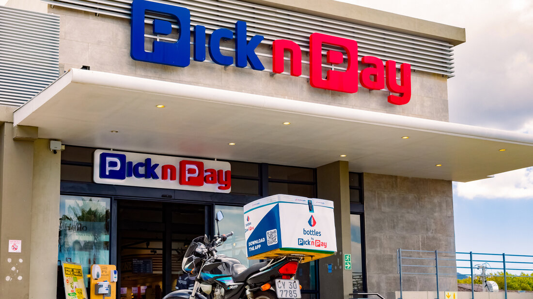 Pick n Pay, einer der führenden Einzelhändler Südafrikas, akzeptiert Berichten zufolge jetzt Bitcoin als Zahlungsmittel in all seinen Geschäften im ganzen Land. Über das Bitcoin-Lightning-Netzwerk können die Kunden von Pick n Pay jetzt Artikel wie Lebensmittel, Sendezeit und Strommarken kaufen. Verwenden Bitcoin für den täglichen Einkauf Nur wenige Monate, nachdem er damit begonnen hat, Bitcoin-Zahlungen in ausgewählten Verkaufsstellen zu akzeptieren, akzeptiert der südafrikanische Einzelhändler Pick n Pay (PNP) Berichten zufolge nun Bitcoin in seinen mehr als 1.500 Geschäften im ganzen Land. Berichten zufolge können PNP-Kunden jetzt Lebensmittel, Sendezeit und Strom über das Bitcoin-Lightning-Netzwerk kaufen. Als gemeldet von Bitcoin.com News im &hellip;