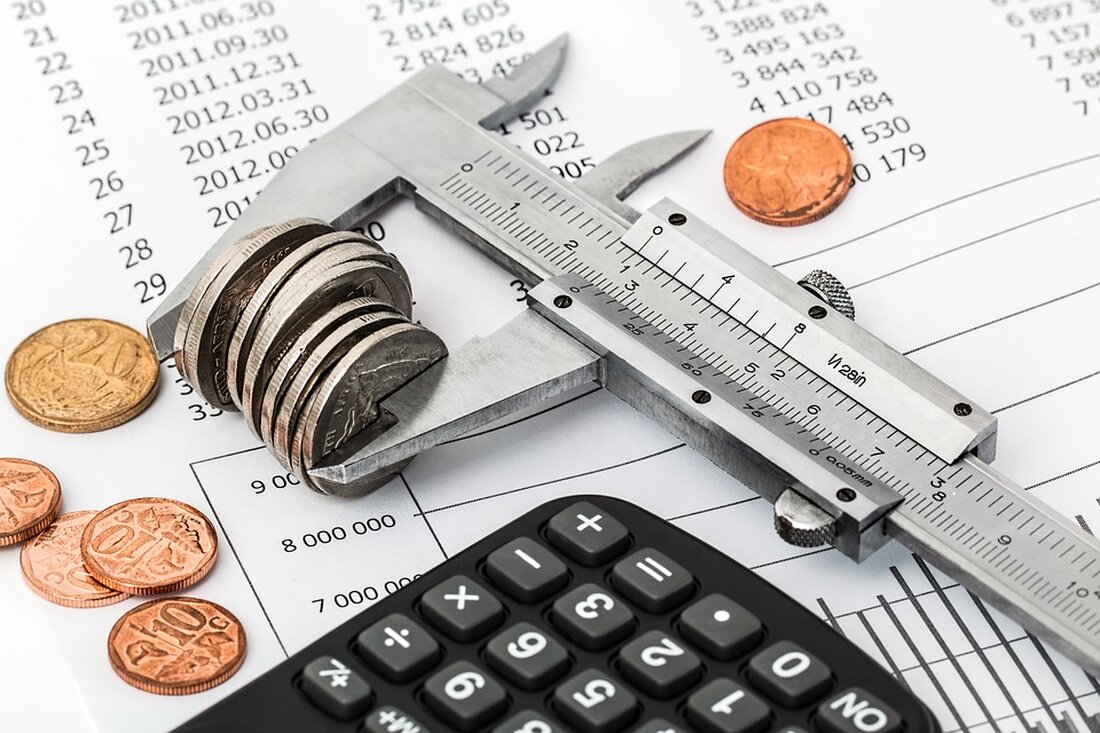 Das deutsche Bankensystem hat sich in den letzten Jahren nur langsam den Herausforderungen der Kryptowährungen gestellt. Bedenken bezüglich der Risiken, strenger Vorschriften und des spekulativen Charakters haben die deutschen Banken vorsichtig gemacht. In der Zwischenzeit haben jedoch ausländische Institute wie Bitwala und Trade Republic auf dem deutschen Markt Fuß gefasst und bedienen die wachsende Nachfrage nach Kryptowährungs-Dienstleistungen wie Handel, Verwahrung und Tokenisierung. Der Gedanke, Kryptowährungen in einer traditionellen deutschen Bankfiliale zu handeln, schien undenkbar. Doch nun hat sich das Blatt gewendet. Im März 2023 startete die Deutsche Bank ihre eigene Krypto-Handelsplattform namens WP Next und öffnete möglicherweise die Tür für …
