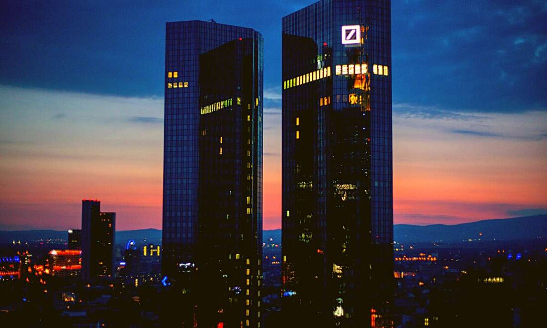Die Aktien der Deutschen Bank – Deutschlands größtem Kreditgeber – begannen am Freitag abzustürzen, da sich die Befürchtungen der Finanzindustrie nach einer Reihe von weltweiten Bankenzusammenbrüchen in diesem Monat weiter ausbreiten. Inzwischen sind die Kosten für die Ausfallversicherung bei einem möglichen Zusammenbruch der Bank auf ein Vierjahreshoch gestiegen. Ist die Deutsche Bank die Nächste? Die Aktien der Deutschen Bank (DBK) fielen am Freitag von 9,06 EUR auf 8,25 EUR – ein Rückgang von 11 % an diesem Tag und ein Rückgang von 26 % gegenüber dem Vormonat. Der Rückgang der Bank wurde durch Rückgänge bei benachbarten europäischen Bankaktien gekoppelt, darunter …