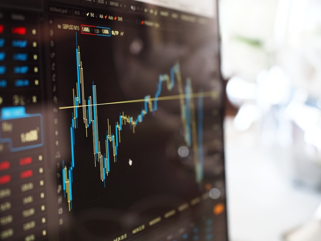 Die Bank of America erkennt das Potenzial von Ripple im Bereich grenzüberschreitender Abwicklungen an. Obwohl die Blockchain-Innovation insgesamt einen großen Beitrag zur Digitalisierung von Geschäftspapieren und Transaktionen geleistet hat, blieb ihr Einfluss auf grenzüberschreitende Abwicklungen im Vergleich zur dominanten Position von SWIFT GPI begrenzt. Venkat, Head of Treasury Products APAC bei der Bank of America, betonte jedoch, dass Ripple als „mögliche Ausnahme“ betrachtet wird. In den letzten Jahren hat Ripple Beziehungen zu verschiedenen großen internationalen Banken aufgebaut, darunter auch die Bank of America. Im April 2020 bestätigte Julie Harris, Head of Global Banking bei der Bank of America, die Zusammenarbeit …