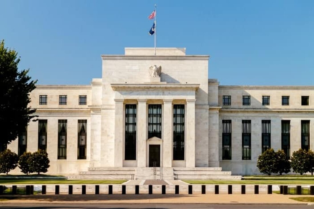 Der frühere Präsident der Federal Reserve von Richmond, Jeffrey Lacker, ist der Ansicht, dass die Fed bei ihrer bevorstehenden Sitzung im März und den darauf folgenden Sitzungen fest an der Zinserhöhung festhalten sollte und wird. Trotz einer Reihe von Bankzusammenbrüchen in diesem Monat, die teilweise durch steigende Zinsen verursacht wurden, glaubt der Ex-Vorsitzende, dass mehr notwendig sein wird, um die Inflation zu bekämpfen. Der Inflationskampf geht weiter In einem (n Interview zusammen mit Andrew Sorkin von Squawk Box sagte Lacker, dass die Fed „mit einer Erhöhung um 25 Basispunkte fortfahren sollte“, wenn das Federal Open Markets Committee (FOMC) seine Sitzung &hellip;