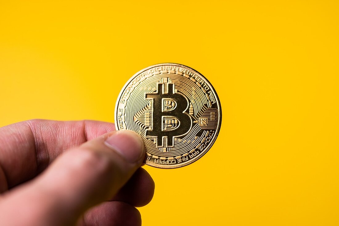Der Weg und die Einführung von Bitcoin inmitten von Herausforderungen Die Einführung und Entwicklung von Bitcoin als digitale Währung hat zweifellos viele Herausforderungen mit sich gebracht. Einer der Hauptkritikpunkte ist die Beziehung von Bitcoin zu Regulierungsbehörden und Zentralbanken. Michael Novogratz, ein prominenter Investor und Bitcoin-Befürworter, sieht diese Beziehung als eine der größten Hürden für die breite Akzeptanz von Bitcoin. Er räumte ein, dass die dezentralisierte Natur von Bitcoin und die fehlende Kontrolle durch Regierungen und Zentralbanken Bedenken hervorrufen können. Bitcoin wurde entwickelt, um unabhängig von nationalen Währungen zu funktionieren und die Kontrolle über Geldtransaktionen in die Hände der Benutzer zu …