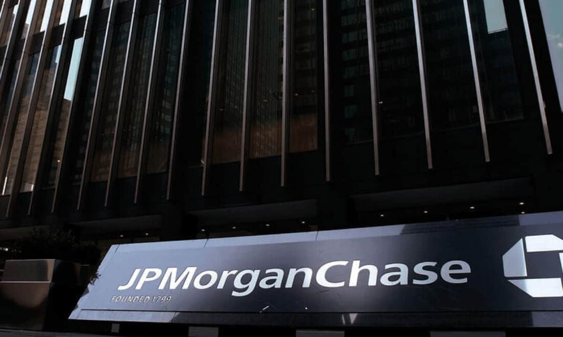 In ihrer jüngsten Umfrage zu E-Trading-Trends unter 835 institutionellen Händlern versuchte die Investmentbank JPMorgan, die Marktstimmung für das kommende Jahr einzuschätzen. Die Ergebnisse erscheinen jedoch sehr widersprüchlich, insbesondere in Bezug auf digitale Vermögenswerte und Handel. Eine Frage zum elektronischen Handel, zu der Krypto, Rohstoffe und Derivate gehörten, stieß auf überwältigende positive Resonanz. „100 % der antwortenden Händler sagten voraus, dass sie die elektronische Handelsaktivität erhöhen werden.“ 58 % war die Antwort auf eine Frage zum Krypto-Handelsvolumen auf E-Trading-Plattformen im Jahr 2023. Die Zahl stieg um 11 % auf prognostizierte 69 % für 2024, was darauf hindeutet, dass professionelle Trader versuchen …