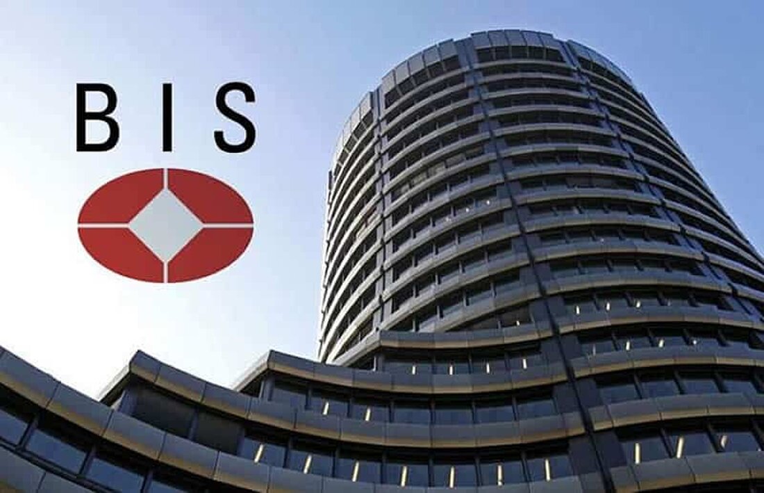Ein kürzlich veröffentlichter Bericht der Bank für Internationalen Zahlungsausgleich (BIZ) enthüllte, dass die Kryptoindustrie nach zwei großen Skandalen, die den Markt im vergangenen Jahr erschütterten, über 650 Milliarden Dollar verloren hat. Der Bericht mit dem Titel „Crypto Shocks and Retail Losses“ erläuterte das Handelsverhalten der Anleger während und nach den Skandalen, ihre Gewinne und Verluste und die Auswirkungen der Kryptomarktturbulenzen im breiteren Finanzsystem. Kleinanleger kauften den Dip Im vergangenen Jahr kam es im Krypto-Raum zu vielen schrecklichen Vorfällen, die mehrere Unternehmen in den Bankrott zwangen, wobei in der Folge über 1,8 Milliarden Dollar vom Markt gewischt wurden. Eine solche Veranstaltung …